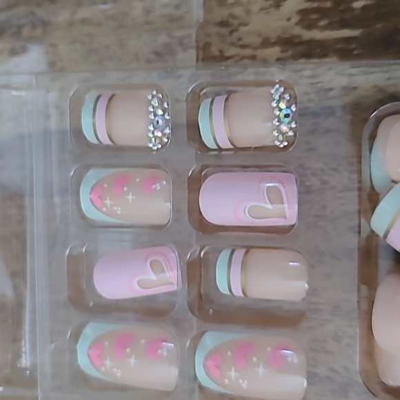 2/$16 Rhinestone Hearts French Manicure Press On Nails - Picture 12 of 14